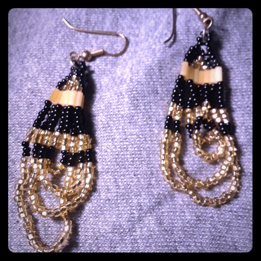 Good and black earrings